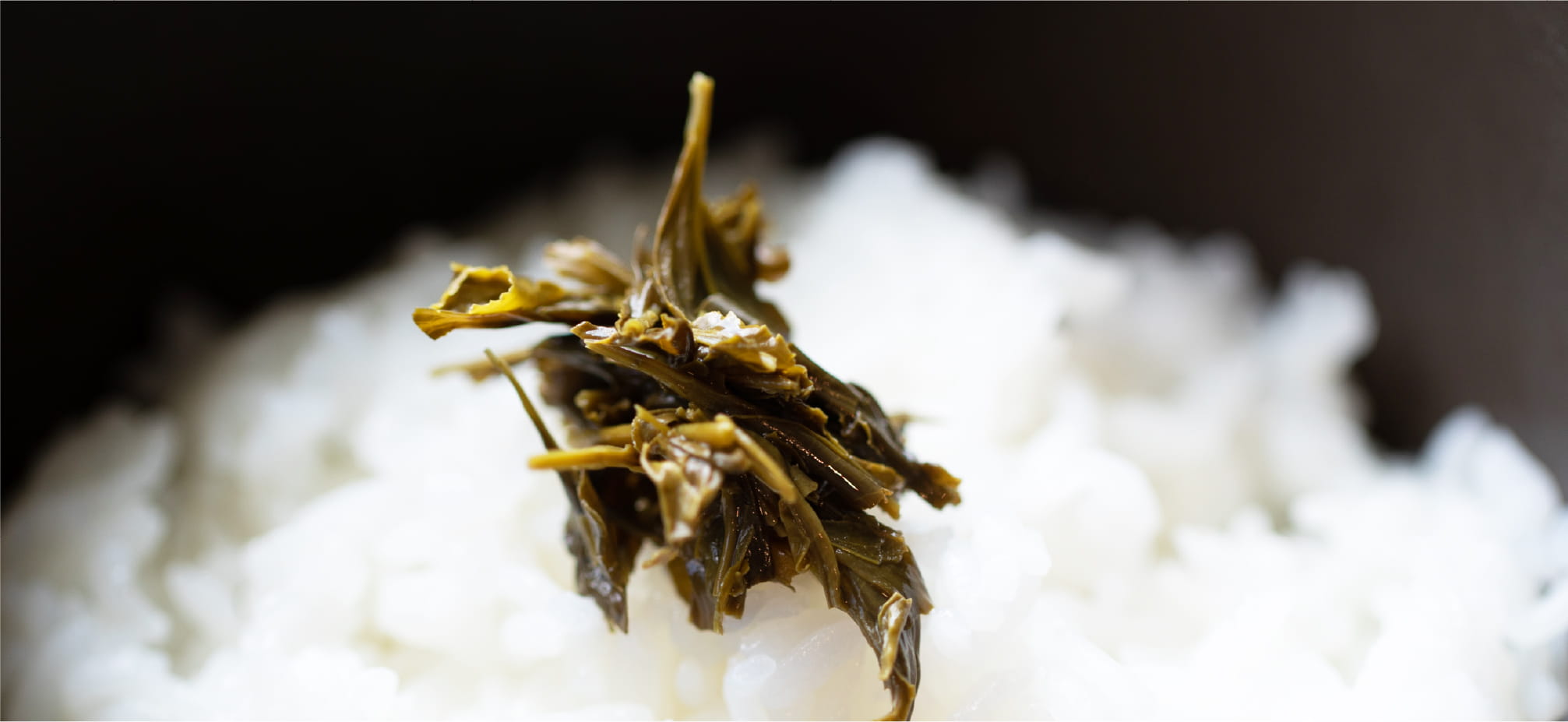 お茶碗にある白米と宇治茶葉
